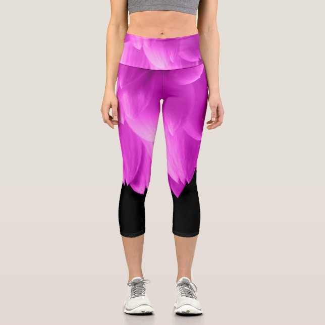 Rosa Blütenblätter auf schwarzen Blume Capri Leggings (Vorderseite)