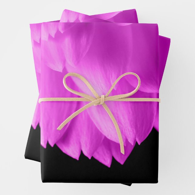Rosa Blütenblätter auf schwarzen Blume Geschenkpapier Set (Beispiel)