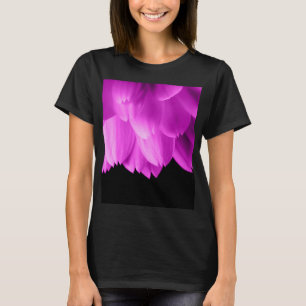Rosa Blütenblätter auf schwarzen Blume T-Shirt