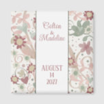 Rosa Blütenspass Personalisierte Inspirivity Weddi Magnet<br><div class="desc">Dieser hübsche Hochzeitsmagnet zeichnet sich durch einige skurrile pastellfarbene Blume und Herzen aus. Das lustige Design hat einen weichen Look, der perfekt für die Frühjahr- oder Sommerhochzeit ist. Ein lustiger Magnet, der als Gastgeschenke Hochzeiten oder Save the Date Erinnerungen verwendet werden kann. Finden Sie schöne passende Artikel in der "Spring...</div>