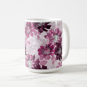 Rosa, bordeauxfarbene Blume auf staubigen rosa Kaffeetasse