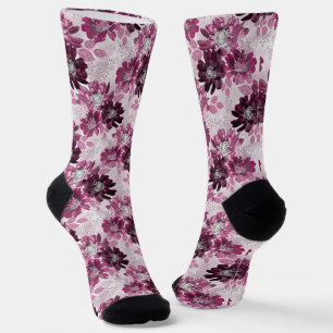 Rosa, bordeauxfarbene Blume auf staubigen rosa Socken