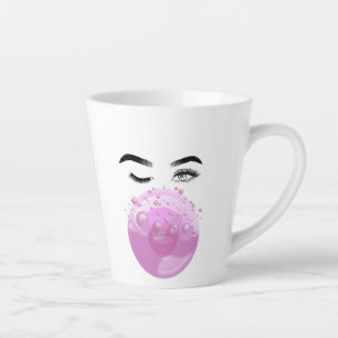 Rosa Bubble Gum wird von einer Frau geblasen Milchtasse