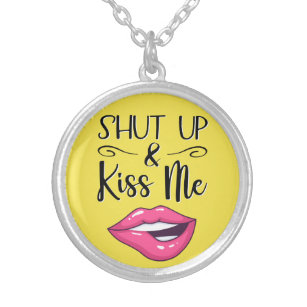 Rosa Cartoon Lippen Mischen und gelb küssen Versilberte Kette