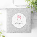 Rosa Champagner "Anfeuern zur Liebe" Personalisier Runder Aufkleber<br><div class="desc">Festliche und elegante Aufkleber für Ihre Verlobungsfeier,  das Probe-Dinner oder die Hochzeit mit einer Champagnerbrille in Aquarell,  gefüllt mit rosa Blase. Personalisieren Sie sich mit zwei Textzeilen,  darunter mit "Beifall zur Liebe" und den Namen des Paares.</div>