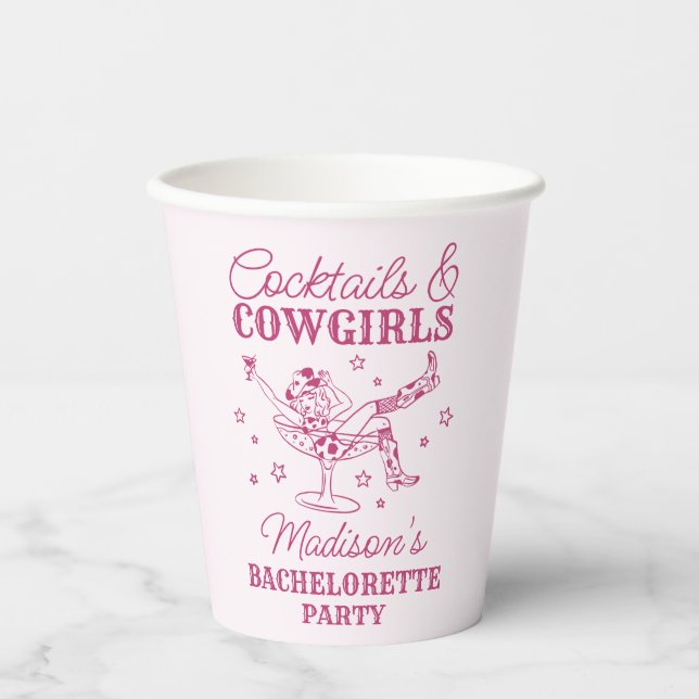Rosa Cocktails und Cowgirls Rodeo Bachelorette Pappbecher (Vorderseite)