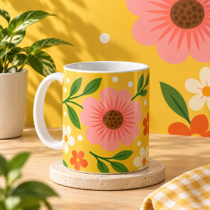 Rosa, cremefarbene und orangefarbene Blumen mit gr Kaffeetasse