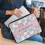 Rosa Donuts, blaue Donuts, Sprinklen, Ihr Name Laptopschutzhülle<br><div class="desc">Niedlich,  lustig und ansprechend mit rosa und blauen Donuts. Modernes und trendiges Geschenk,  perfekt für den Donut Liebhaber in Ihrem Leben. Personalisieren Sie diese durch Hinzufügen von Namen,  Spitznamen,  Monogramm oder Initialen.</div>