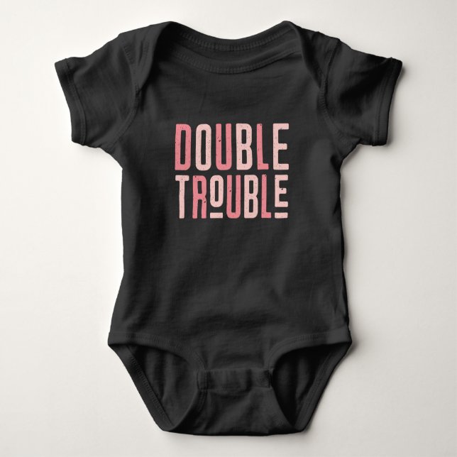 Rosa Doppelte Probleme T-Shirt Baby Strampler (Vorderseite)