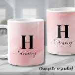 Rosa Elegant Girly Monogram Kaffeetasse<br><div class="desc">Diese stilvolle und trendige Monogramm-Tasse weist einen blütenrosa Aquarellhintergrund auf, mit einem personalisierten Initial- und Skriptkalligraphienamen, der im Folgenden elegant dargestellt wird. Das weiche, feminine Design strahlt ein mädchenhaftes und niedliches Ambiente aus und macht es zu einem perfekten Accessoire für Ihren Morgenkaffee oder Tee. Ob Geburtstag, Weihnachten, Muttertag oder besondere...</div>
