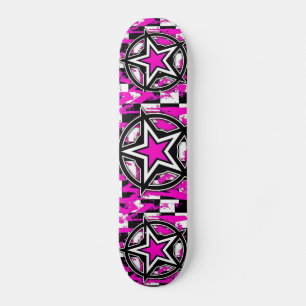 Rosa Emo spielt Skateboard durch Bradley Boness di