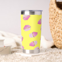 Rosa Erdbeerkuchen auf gelb