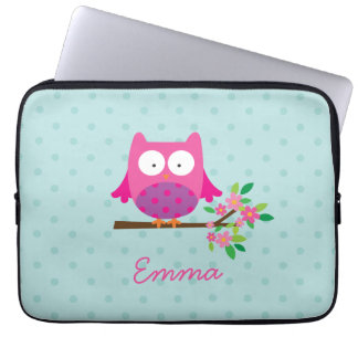 Rosa Eule auf einer Laptopschutzhülle