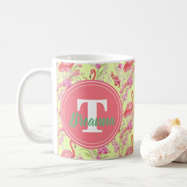 Rosa Flamingo addieren Monogrammstrand-Tasse Kaffeetasse (Mit Donut)