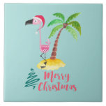 Rosa Flamingo in einer Weihnachtsmannmütze von Pal Fliese<br><div class="desc">Festliche Keramik mit einer niedlichen Abbildung eines rosa Flamingo in einer roten Weihnachtsmannmütze. Stehend neben einer grünen Palme auf einem Hang mit gelbem Sand. Ein extravagantes Wirbles Weihnachtsbaumdesign wird neben dem Text Frohe Weihnachten platziert. Geschrieben in der Farbe rosa in einem extravaganten handgeschriebenen Schriftart. Pastellgrüner Hintergrund.</div>