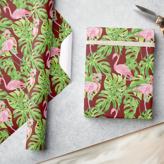 Rosa Flamingo Tropische Blätter auf Burgund Geschenkpapier (Von Creator hochgeladen)