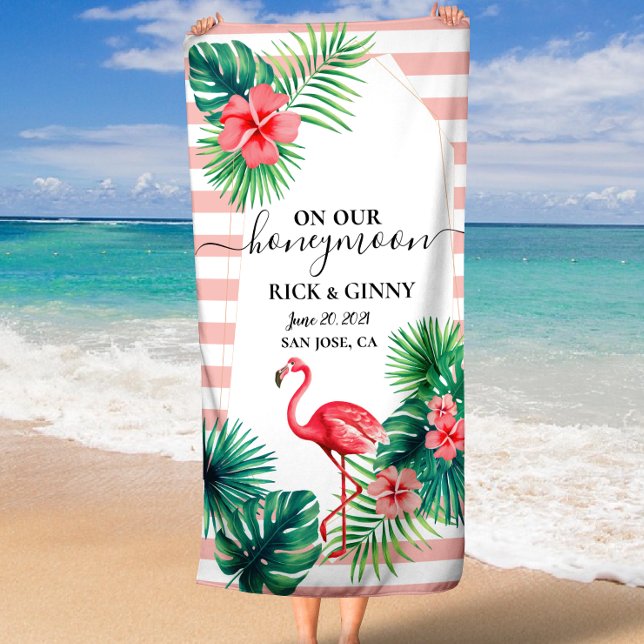 Rosa Flamingo Tropische Blätter Streifen Flitterwo Strandtuch (Pink Flamingo Tropical Leaves Stripes Honeymoon Beach Towel)