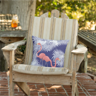 Rosa Flamingos auf Navy Blue und White Palm Blätte Kissen
