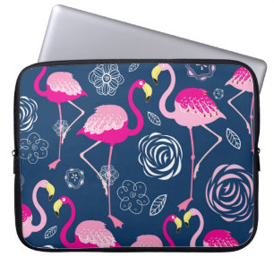 Rosa Flamingos: Grafisches dunkles Muster Laptopschutzhülle