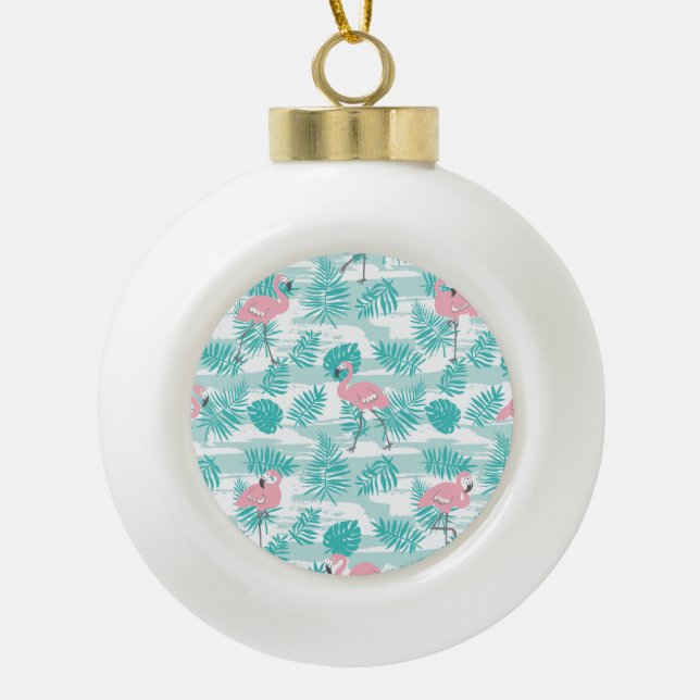 Rosa Flamingos, grüne Blätter aus Palmen, tropisch Keramik Kugel-Ornament (Vorderseite)