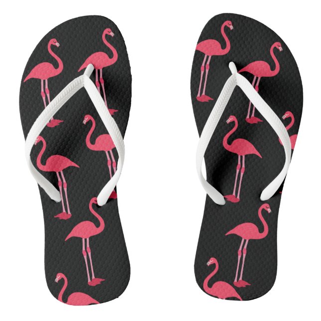 Rosa Flamingos in Schwarz Flip Flops (Fußbett)