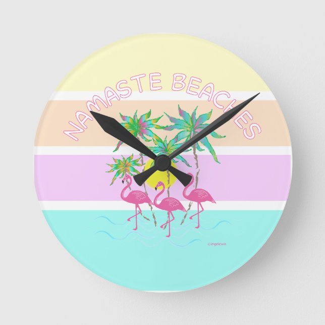 Rosa Flamingos mit Palmen, Namaste Strände, Cool Runde Wanduhr (Vorderseite)