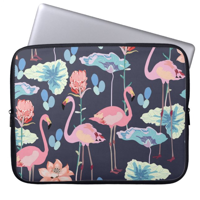 Rosa Flamingos, umgeben von Lotus-Blume und Pro Laptopschutzhülle (Vorderseite)