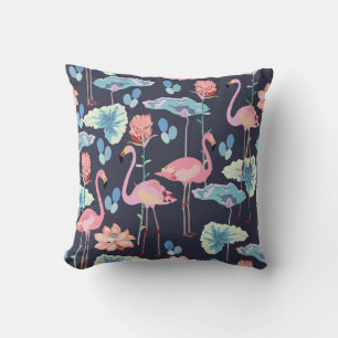 Rosa Flamingos umgeben von Lotusblumen und Protea Kissen