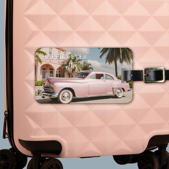 Rosa Flitterwochen Retro Nur verheiratet Gepäckanhänger (Honeymoon luggage tag featuring a pink retro car in a tropical scene)