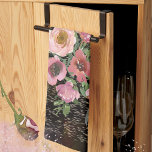 Rosa Floral Schwarz Geschirrtuch<br><div class="desc">Dieses wunderschöne Watercolor rosa Blumenküche Handtuch auf einem dunkelschwarzen Hintergrund mit grünen und rosa Farbtönen. Dieses wunderschöne Handtuch mit sorgfältig gearbeiteten rosa Blume und einem dunklen Hintergrund ist eine großartige und praktische Ergänzung zu Ihrer Küche. Sie können es personalisieren, indem Sie das Monogramm aktualisieren. Weitere Produkte mit sehr ähnlichen Designs...</div>