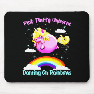 Rosa Fluffy Unicorns tanzen auf Regenbogen T Shirt Mousepad