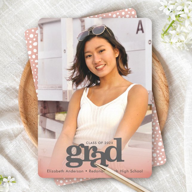 Rosa Foto Abschluss fett Typografie modern Ankündigung (Von Creator hochgeladen)