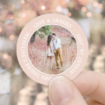 Rosa Foto Brautparty Liebe & Danke Runder Aufkleber<br><div class="desc">Fügen Sie eine elegante personalisierte Touch zu Brautparty Dankeschön Notizen, Gastgeschenke und Dekorationen mit diesen chic Custom Foto rund Aufkleber / Umschlag Aufkleber. (IMAGE PLACEMENT TIP: Eine einfache Möglichkeit, ein Foto genau so zu zentrieren, wie Sie es gewollt haben, ist es, es einzuschneiden, bevor Sie es auf die Zazzle-Website hochladen.)...</div>