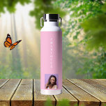 Rosa Foto weiß Trinkflasche<br><div class="desc">Ein trendiger, rosa pastellfarbener Hintergrund. Personalisieren und fügen Sie Ihren Namen und ein Profil-Foto.</div>