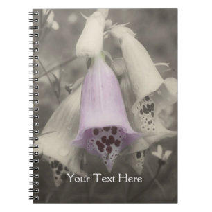 Rosa Foxglove-Blume in Schwarzweiß-Notebooks Notizblock