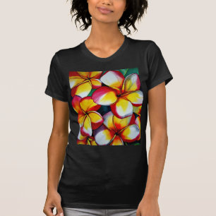 Rosa Frangipani-Blume auf schwarzem T - Shirt
