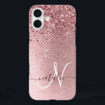 Rosa gebürsteter Glitzer Monogramm Name iPhone 16 Plus Hülle<br><div class="desc">Dieses schicke und schicke Gehäuse mit hübschem,  schwarz-rosa funkelndem Glitzer auf einem rot-rosa gebürsteten metallischen Hintergrund ist einfach zu personalisieren.</div>
