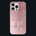 Rosa gebürsteter Glitzer Monogramm Name iPhone 15 Pro Max Hülle<br><div class="desc">Dieses schicke und schicke Gehäuse mit hübschem,  schwarz-rosa funkelndem Glitzer auf einem rot-rosa gebürsteten metallischen Hintergrund ist einfach zu personalisieren.</div>