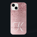 Rosa gebürsteter Glitzer Monogramm Name iPhone 14 Hülle<br><div class="desc">Dieses schicke und schicke Gehäuse mit hübschem,  schwarz-rosa funkelndem Glitzer auf einem rot-rosa gebürsteten metallischen Hintergrund ist einfach zu personalisieren.</div>