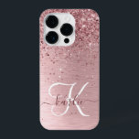 Rosa gebürsteter Glitzer Monogramm Name iPhone 14 Pro Hülle<br><div class="desc">Dieses schicke und schicke Gehäuse mit hübschem,  schwarz-rosa funkelndem Glitzer auf einem rot-rosa gebürsteten metallischen Hintergrund ist einfach zu personalisieren.</div>