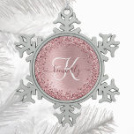 Rosa gebürsteter Glitzer Monogramm Name Schneeflocken Zinn-Ornament<br><div class="desc">Dieses trendige,  schicke Schneeflocke gerahmte Weihnachtsgeschmuckdesign mit hübschem silberglänzenden Imitat Glitzer auf einer Rose goldgebürstetem metallischem Hintergrund.</div>