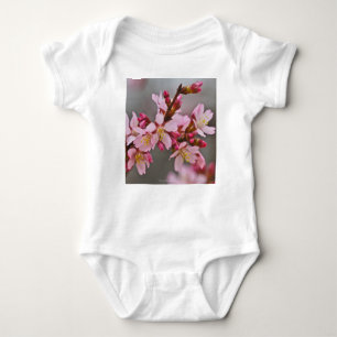 Rosa gegen eine Graue Himmelsblüte Baby Strampler