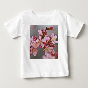 Rosa gegen eine Graue Himmelsblüte Baby T-shirt