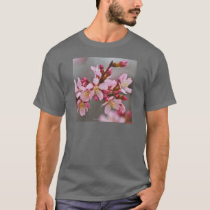 Rosa gegen eine Graue Himmelsblüte T-Shirt