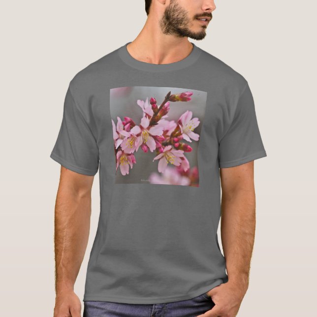 Rosa gegen eine Graue Himmelsblüte T-Shirt (Vorderseite)