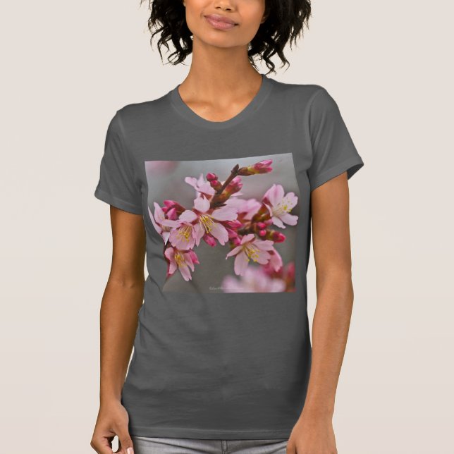 Rosa gegen eine Graue Himmelsblüte T-Shirt (Vorderseite)
