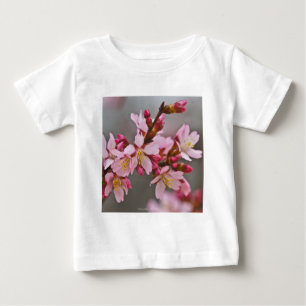 Rosa gegen einen grauen Himmel Japanische Kirschbl Baby T-shirt