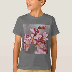 Rosa gegen einen grauen Himmel Japanische Kirschbl T-Shirt