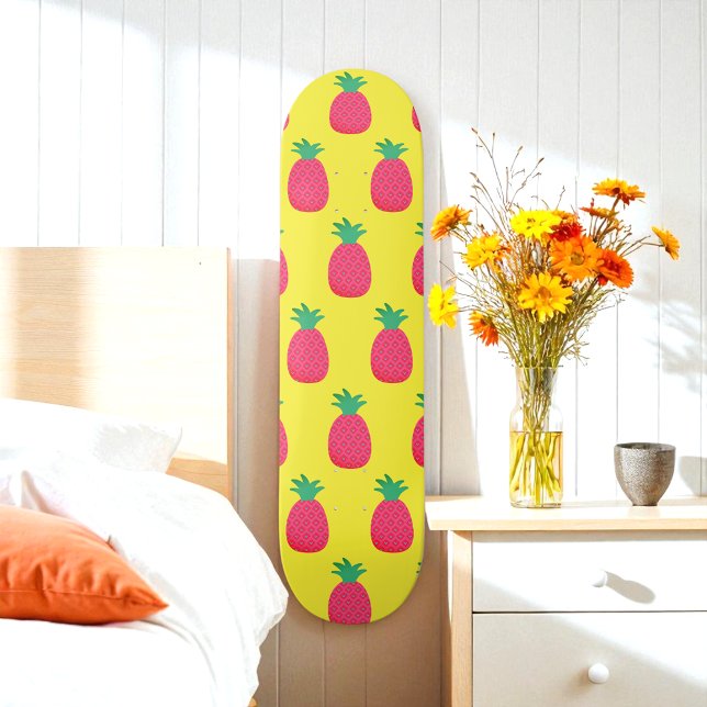 Rosa Gelbe Ananas tropisches Muster Skateboard (Von Creator hochgeladen)