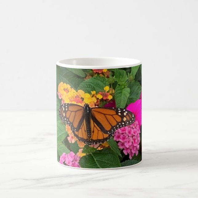 Rosa Gelbe grüne Lantana mit Schmetterling Kaffeetasse (Mittel)